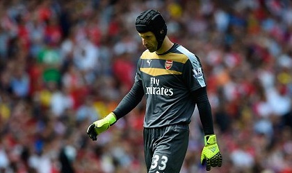 Petr Cech bị ‘ném đá’ sau trận thua thảm hại của Arsenal
